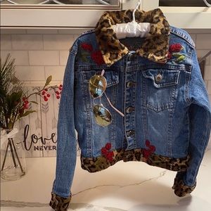 LEOPARD W RED BEAD APPLIQUÉ FLORAL JEAN 🎸